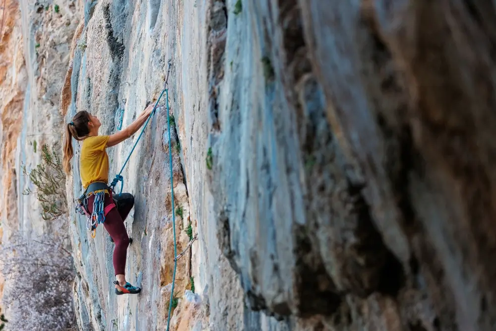 Horolezkyně na skále.