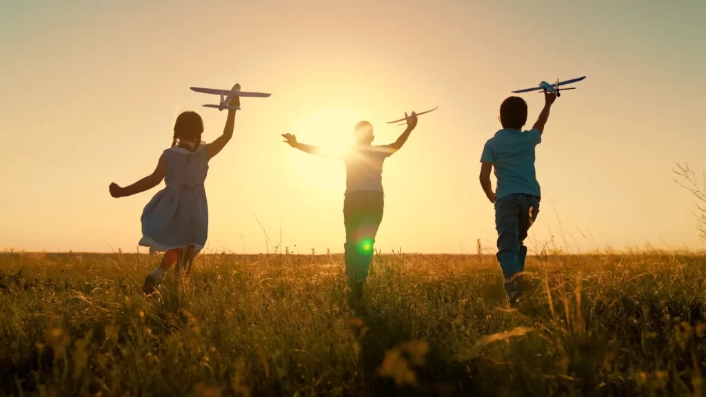 Děti si hrají venku