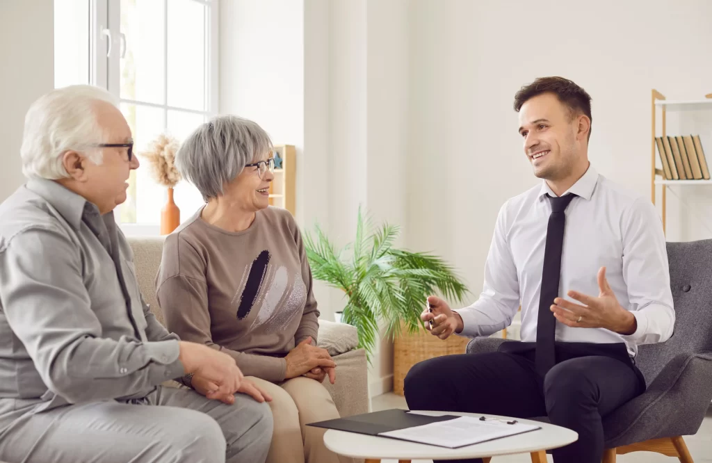 Senioři komunikující s právníkem.