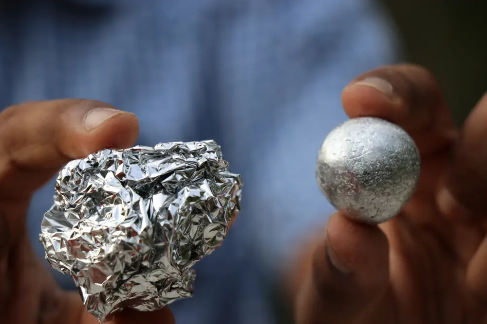 Nosím v kabelce kuličku z alobalu. Vypadá to směšně, ale dělá to zázraky! Uvidíte sami