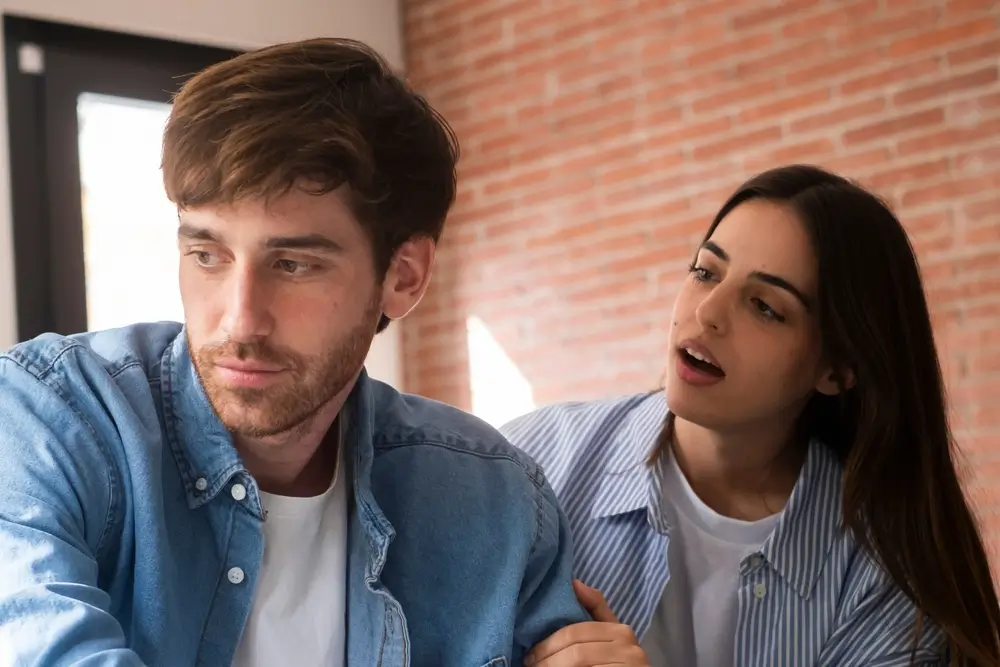 Pár se snaží komunikovat.