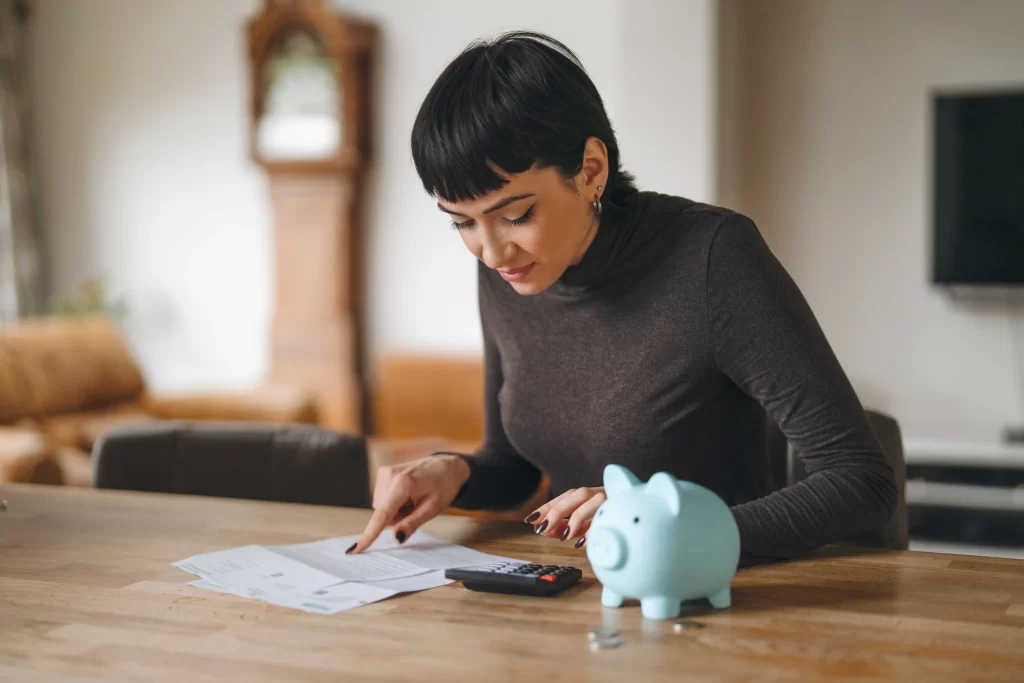 žena zjišťuje své výdaje