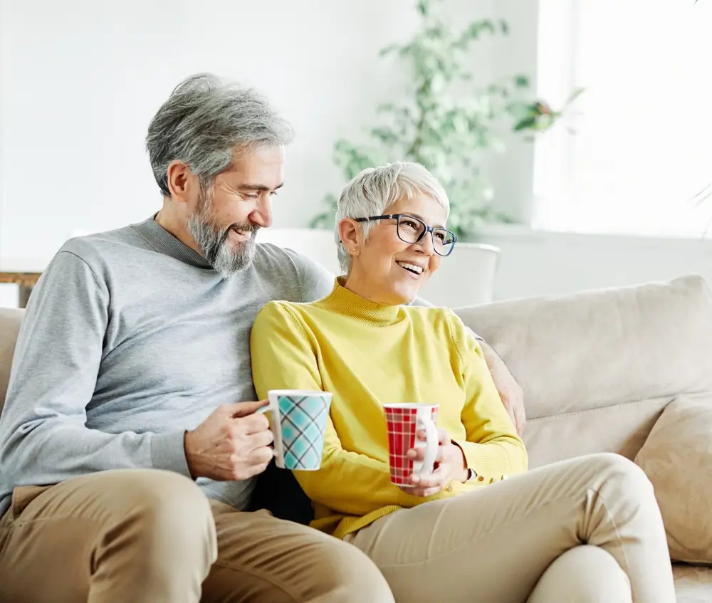 Žena a muž v pokročil&eacute;m věku spolu pop&iacute;j&iacute; k&aacute;vu. 