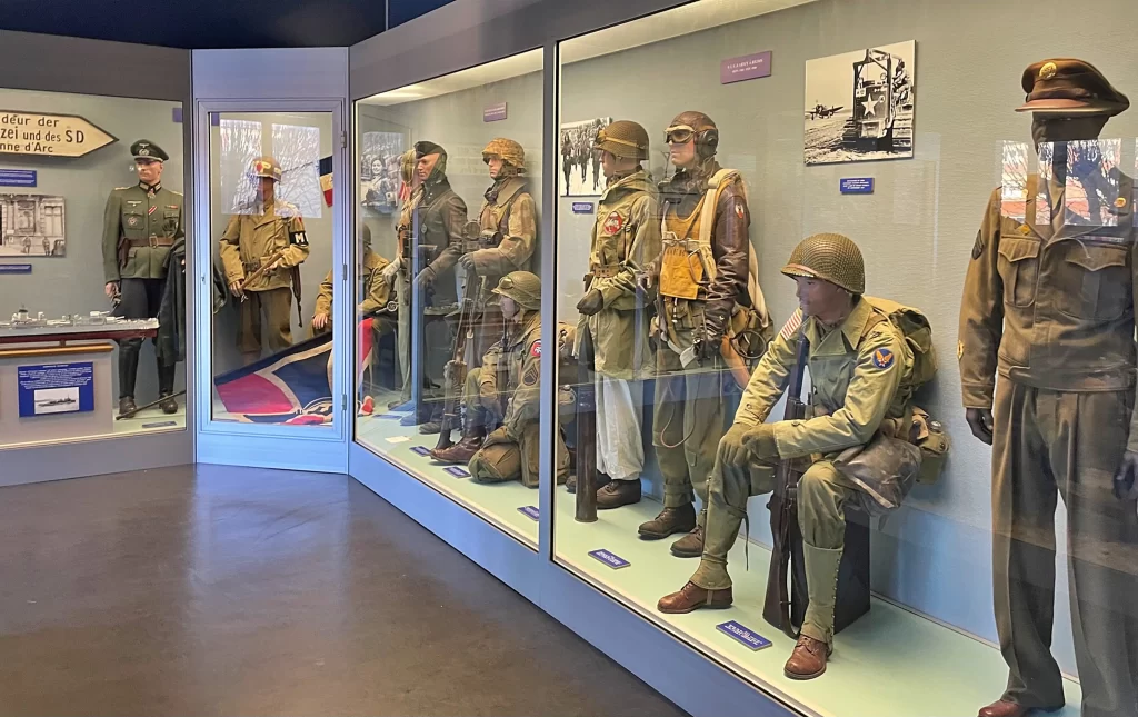 Výloha se sochami vojáků.