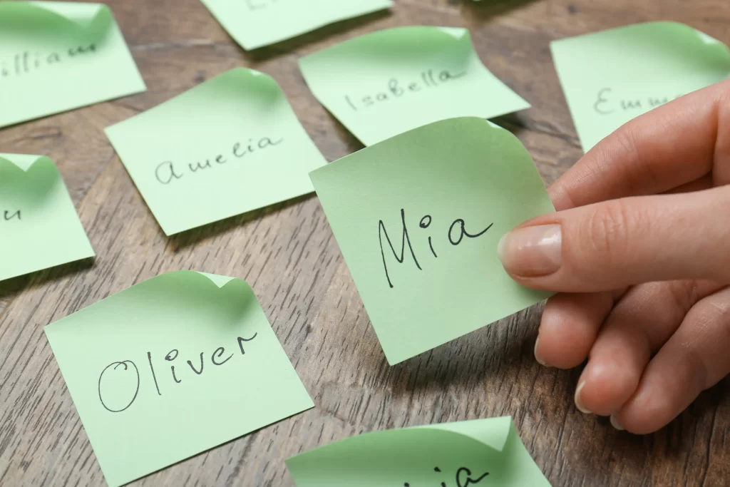 Lístečky se jmény chlapců i děvčat.