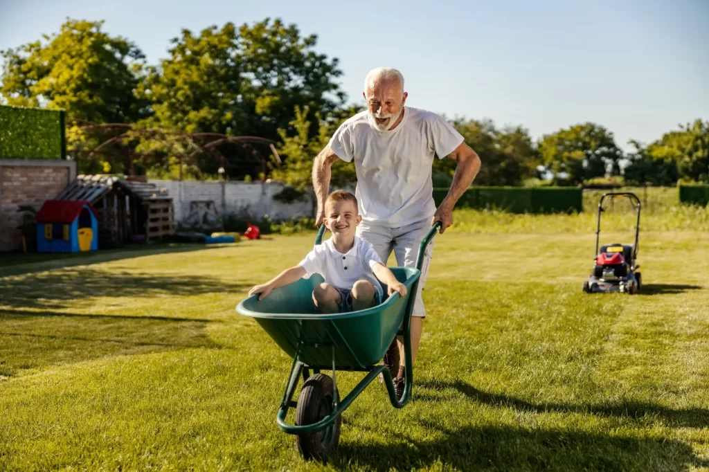 Dědeček si hraje s vnukem