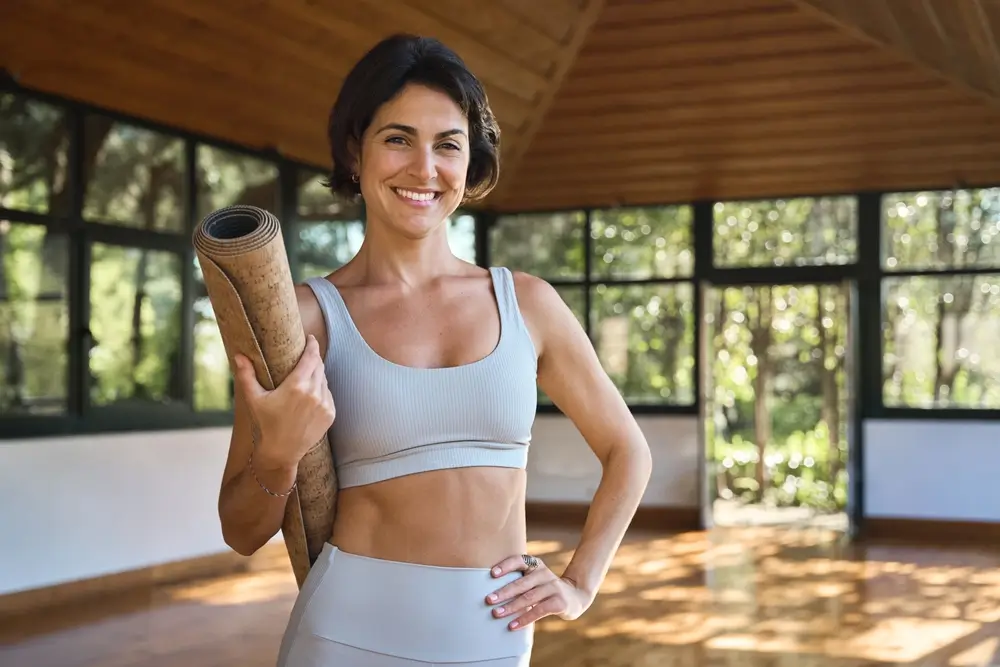 Veselá žena ve sportovním studiu.