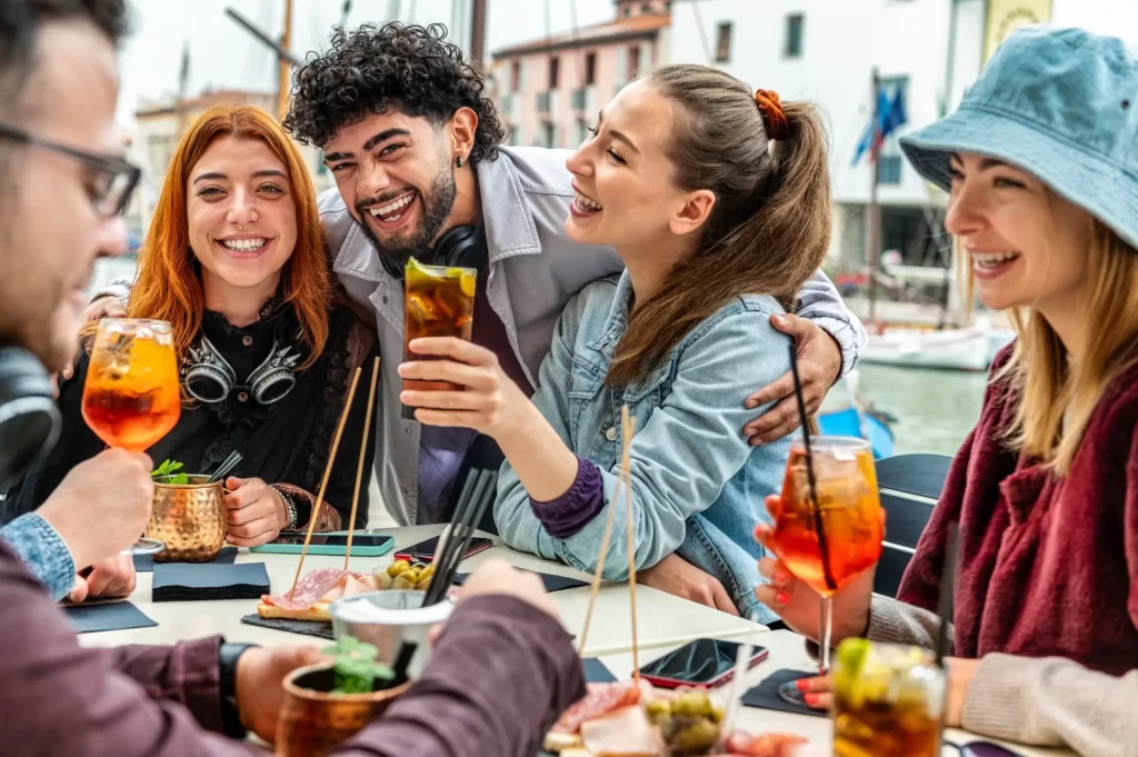 Skupina šťastných přátel