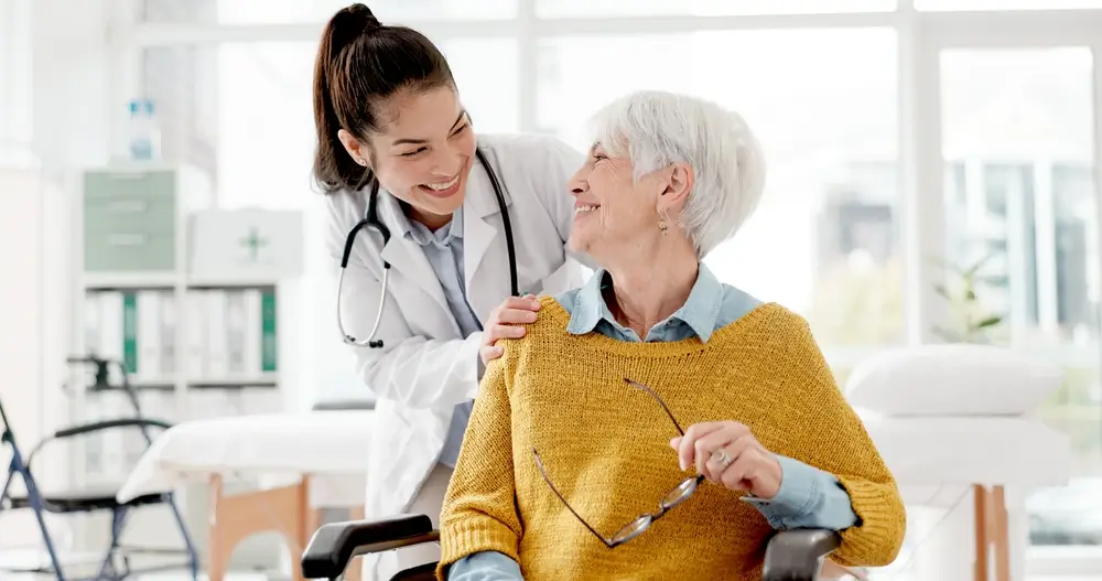 Nenechte se okrádat zdravotní pojišťovnou: Toto je seznam úkonů, které by měly důchodcům hradit