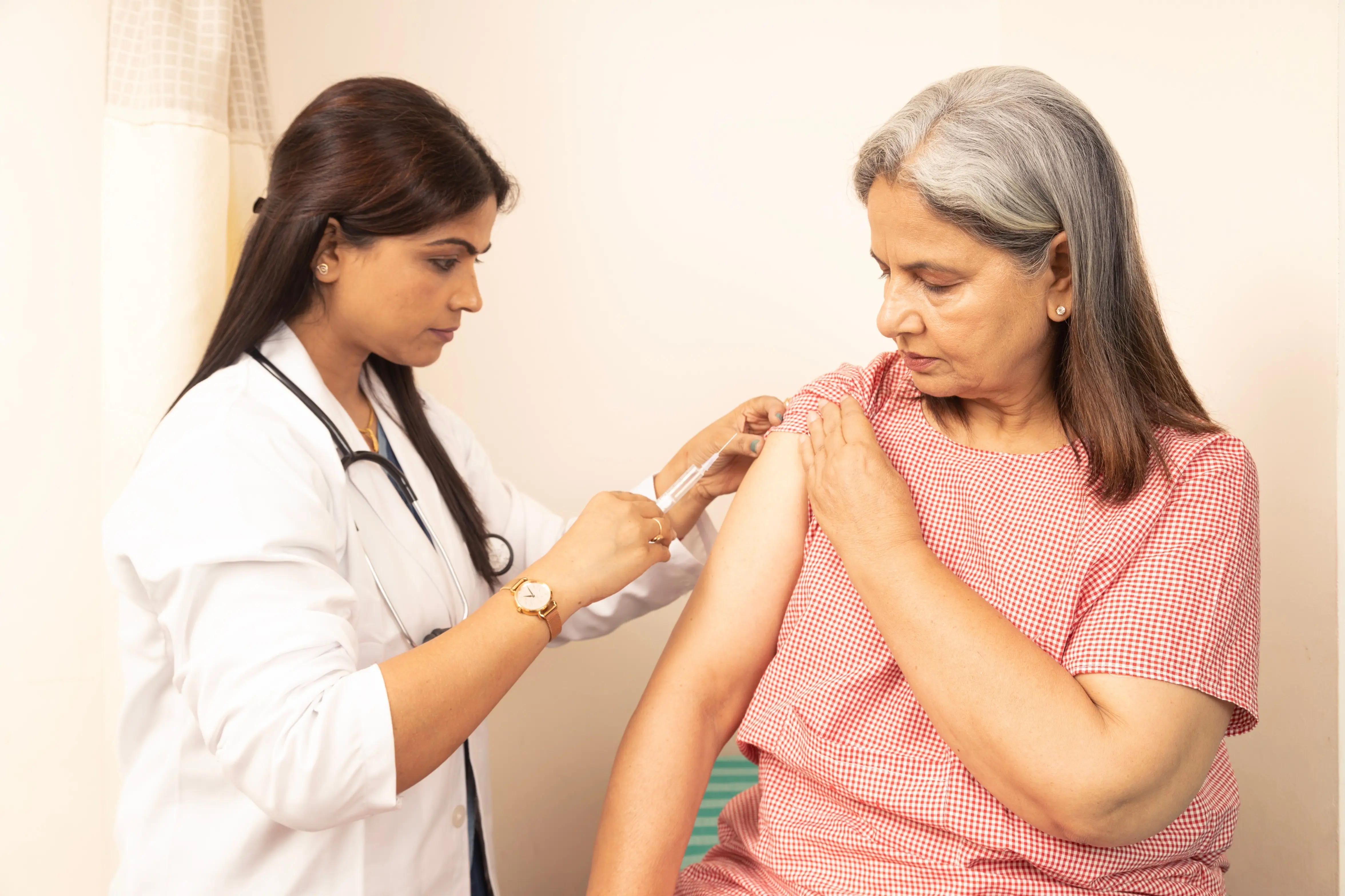 Jaké očkování je pro vás nezbytné po 50. roce? Odborníci radí, které vynechat