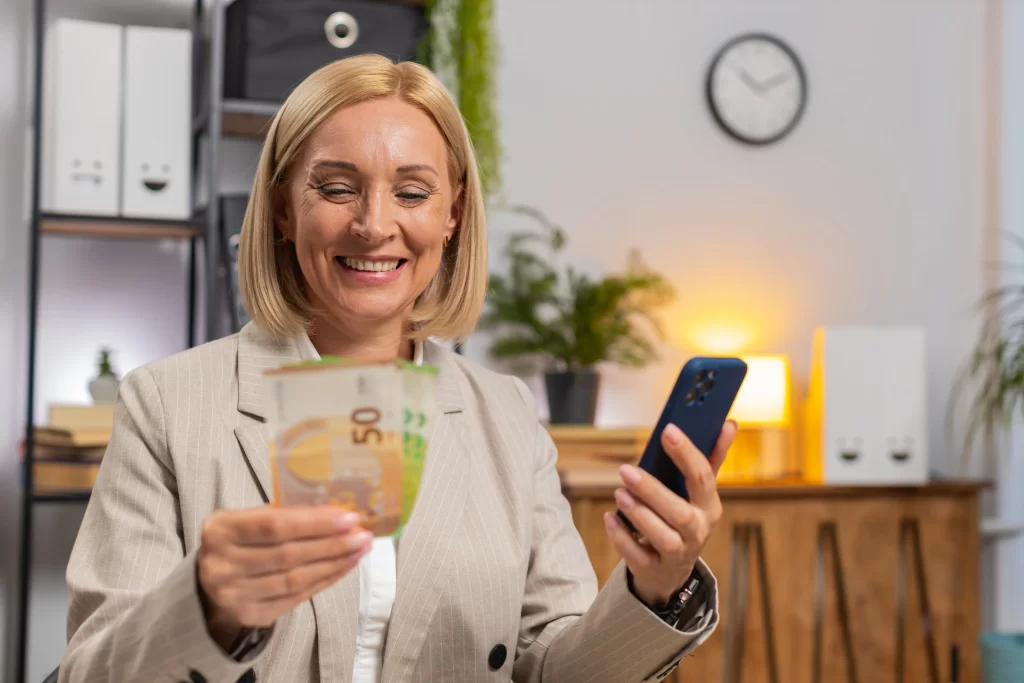 Žena s hotovost&iacute; v ruce.