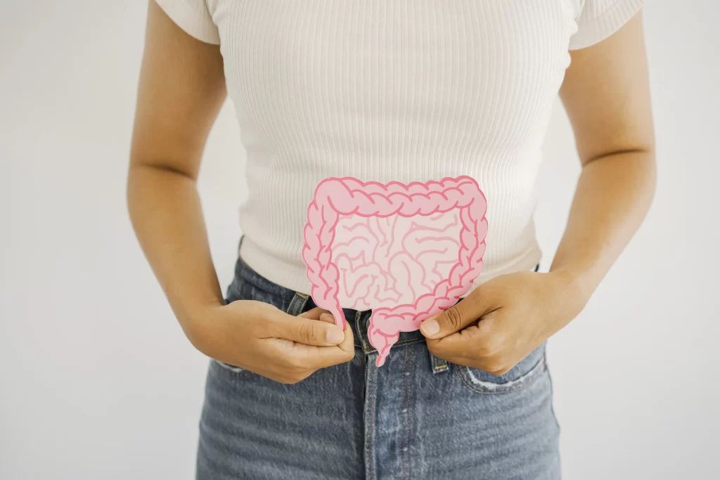 Lidské tělo s růžovým obrázkem střev.