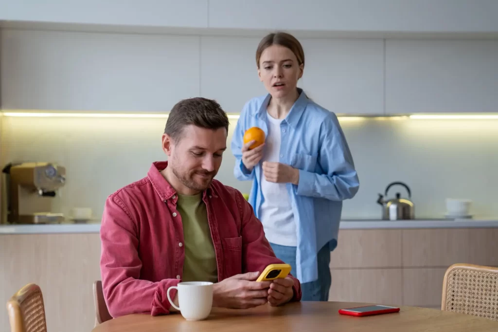 Žena se d&iacute;v&aacute; muži přes rameno