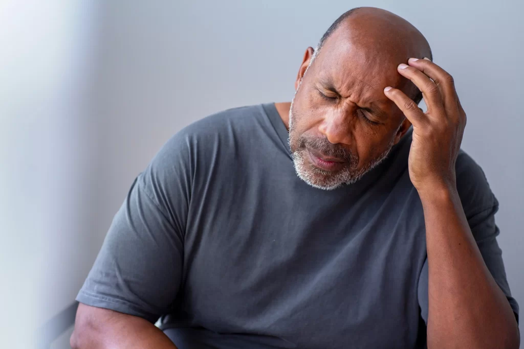 Muž, kter&eacute;ho bol&iacute; hlava.