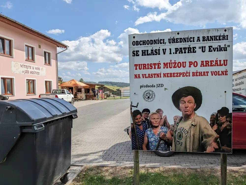 Cedule ze Slunce, seno a pár facek v Hošticích. 