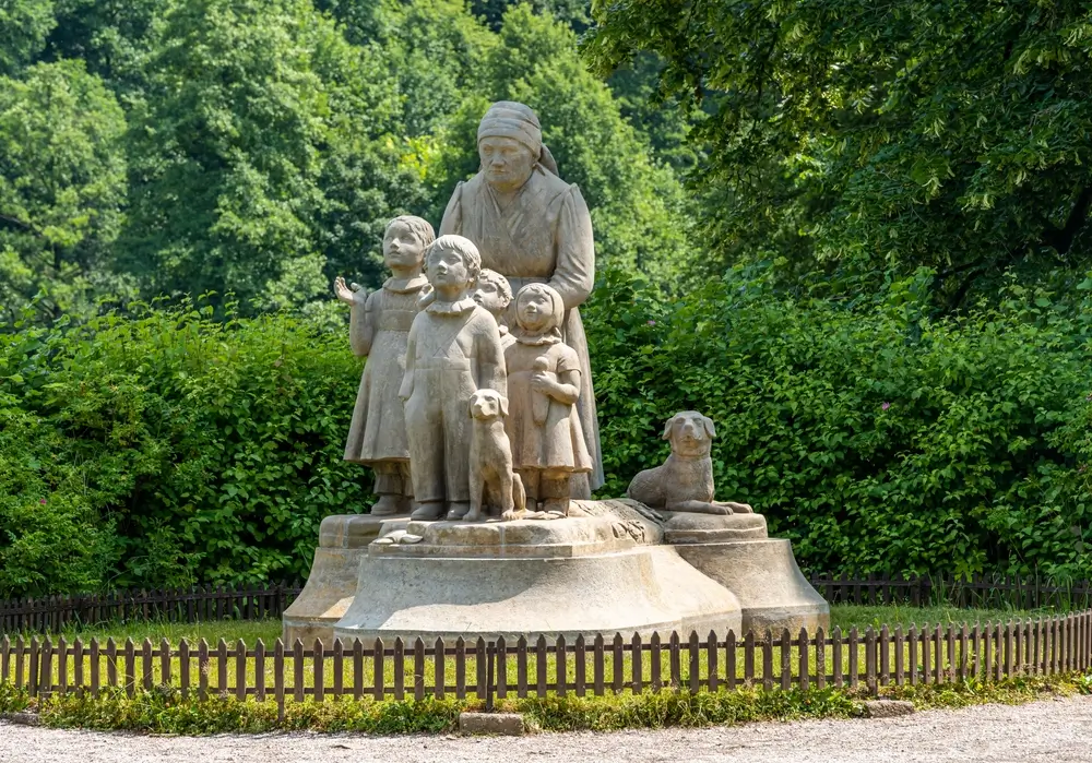 Socha babičky z románu od Boženy Němcové. 