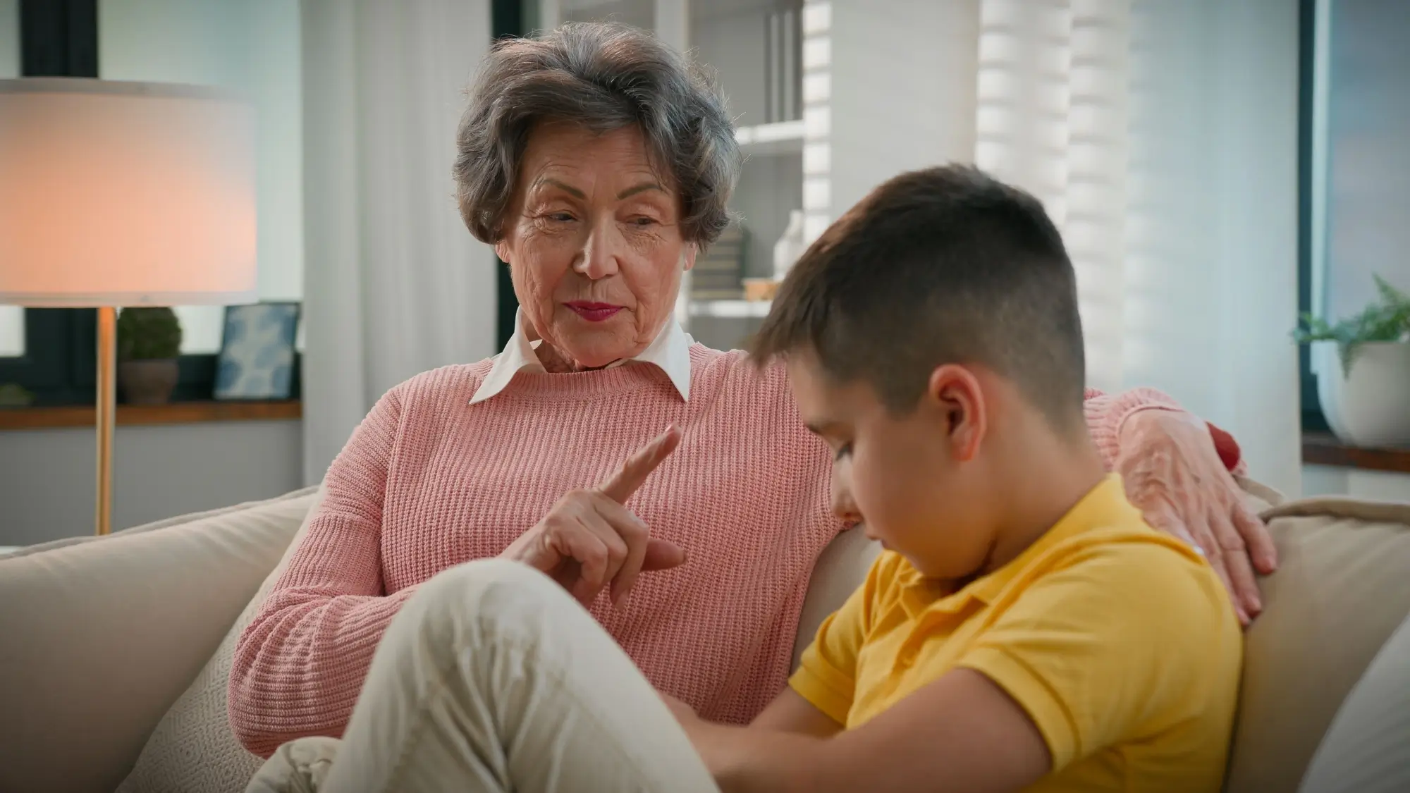 Výchova vnoučat: Jak zabránit, aby se z nich stali spratci, když rodiče volí volný přístup? Odborník radí