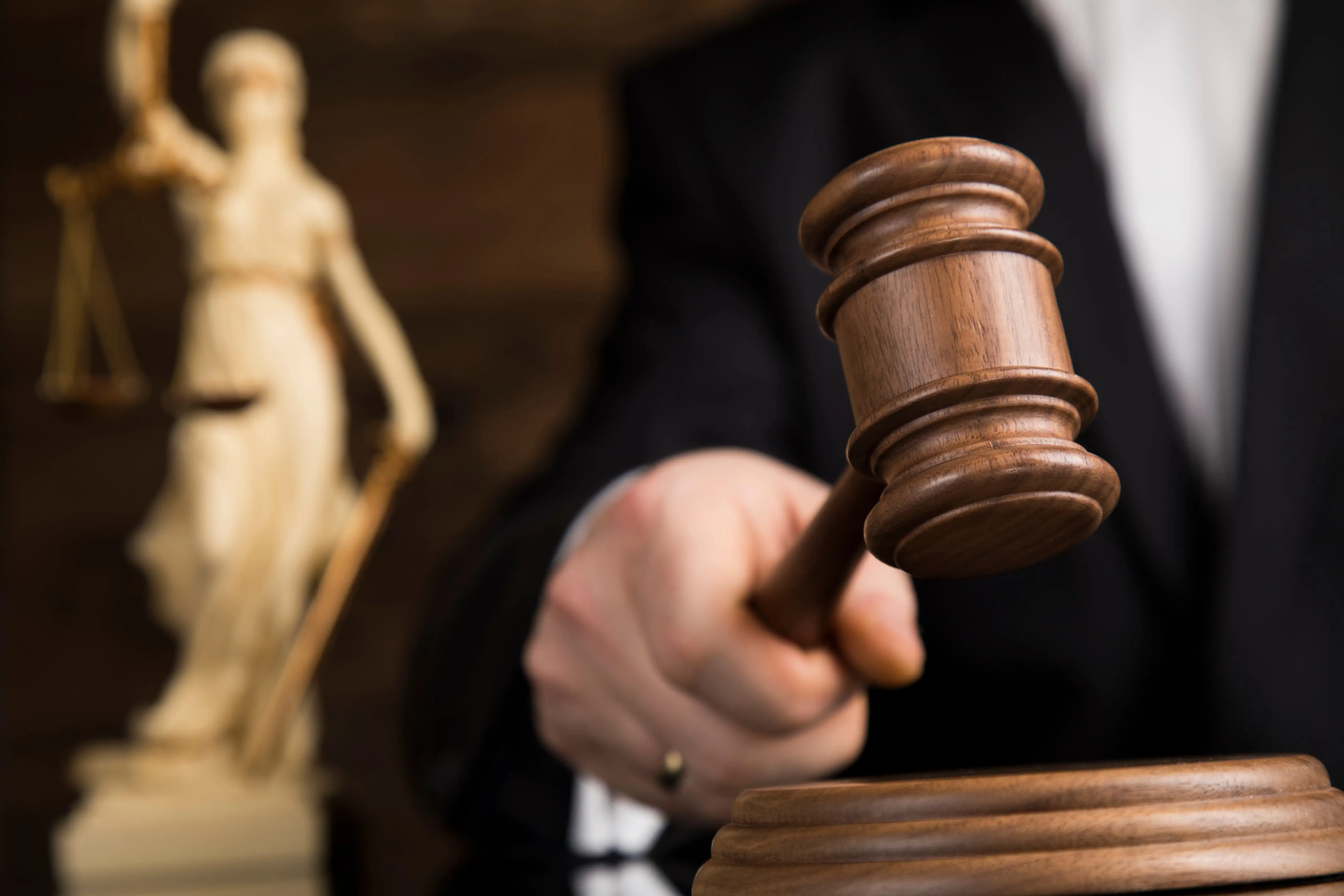 Právník radí: Dcera se mě na stará kolena snaží zbavit svéprávnosti. Jsem v pořádku a hrozně tím trpím