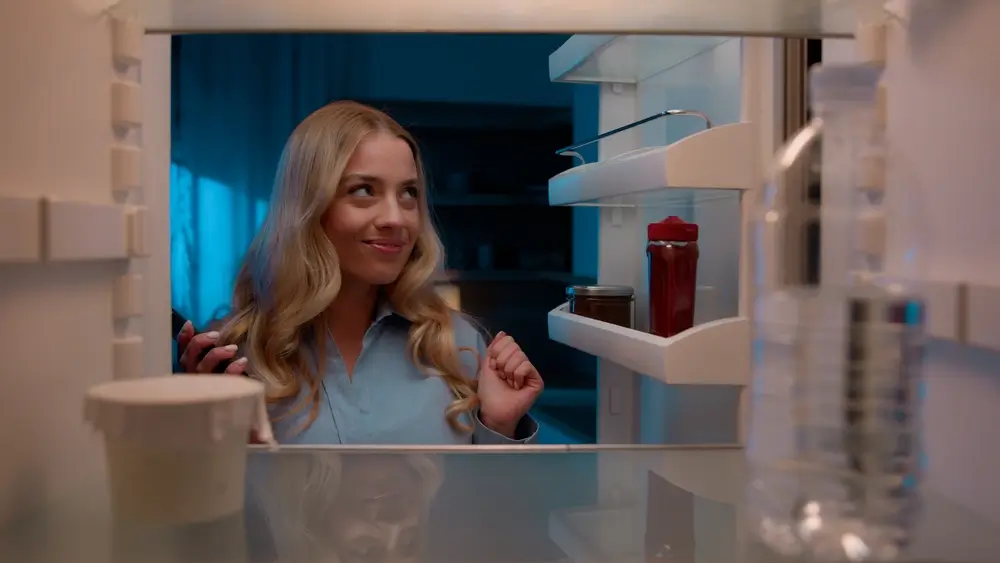 Žena se dívá do ledničky.