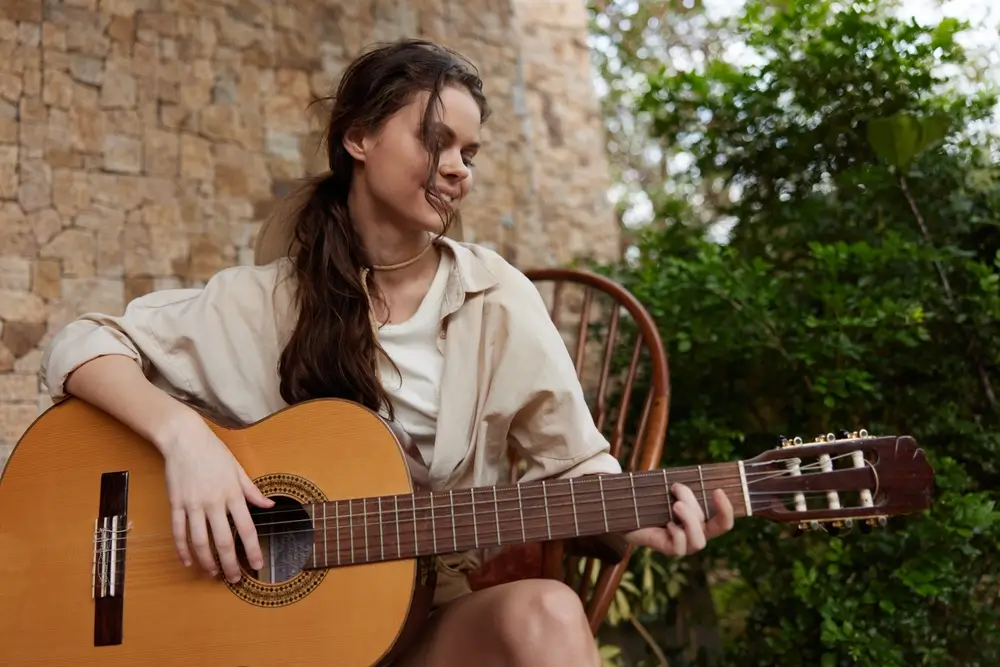 Žena hraje na kytaru. 