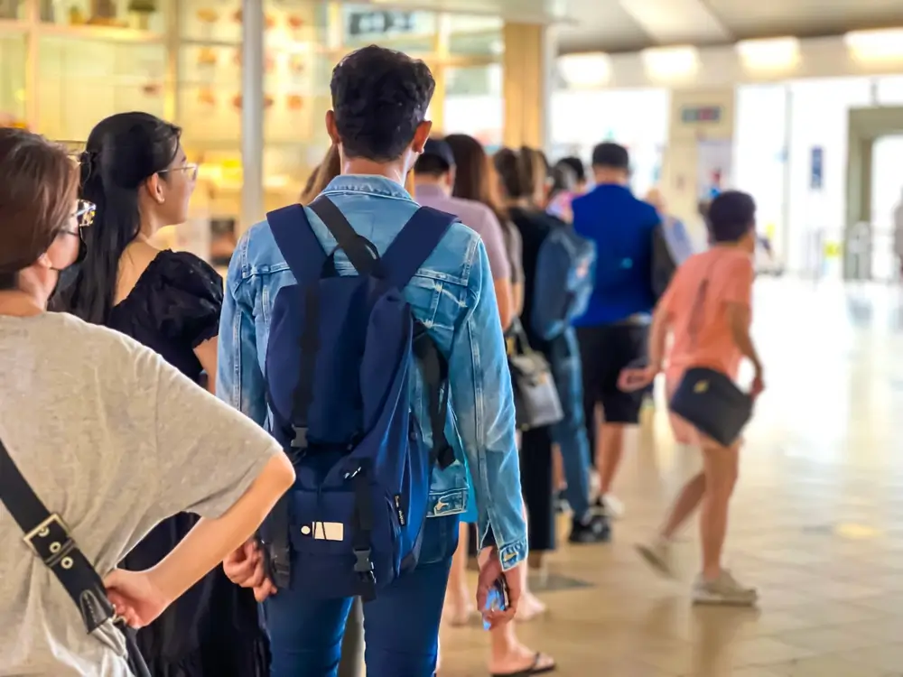 Z&aacute;kazn&iacute;ci čekaj&iacute; frontu.