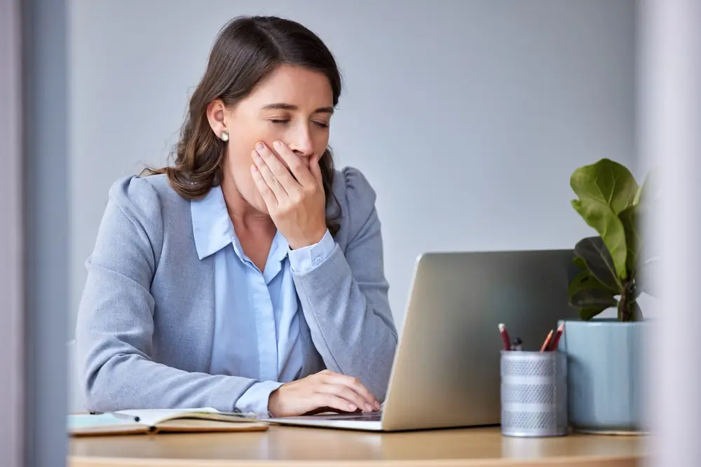 Žena u notebooku zívá.