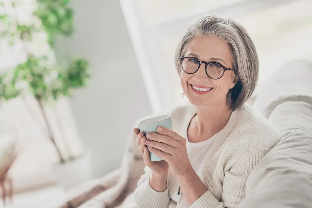 Starší žena se usmívá.