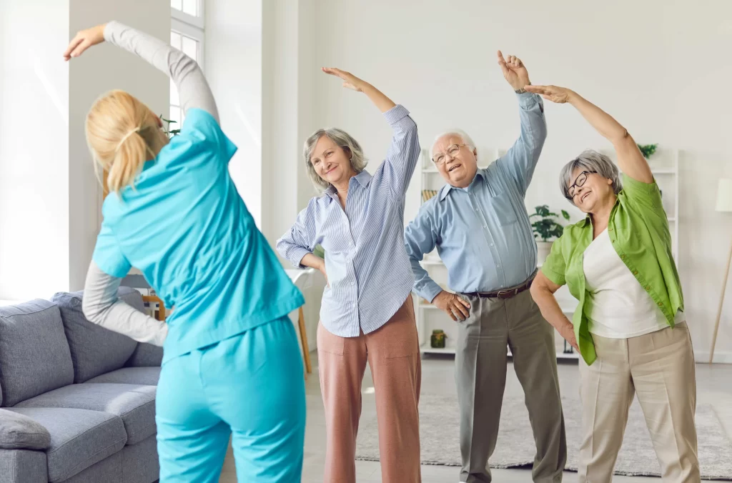 senioři na rehabilitačn&iacute;m cvičen&iacute;