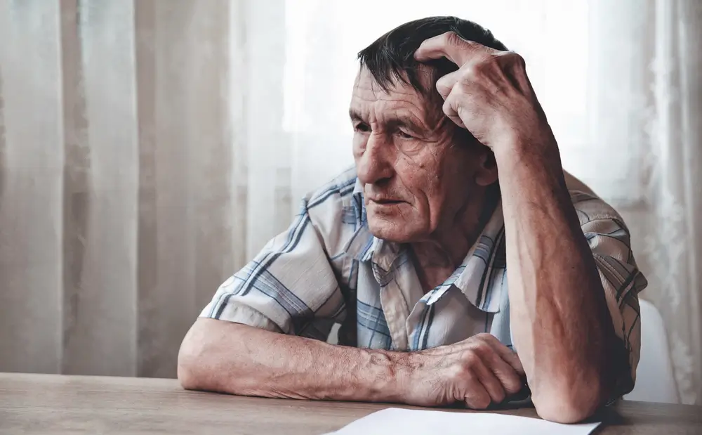 Znuděn&yacute; muž kouk&aacute; do pr&aacute;zdna. 