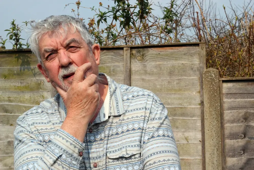 Muž přem&yacute;&scaron;l&iacute;. 