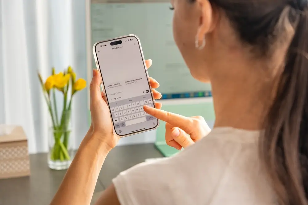 Žena používá chat GPT.