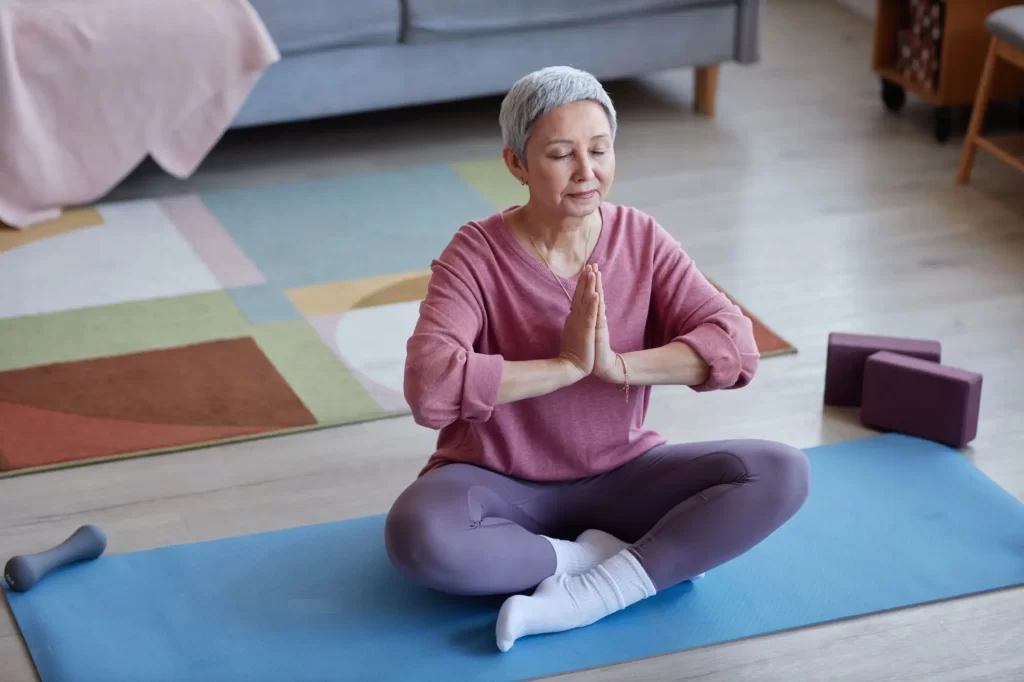 Žena na podložce cvičí jógu
