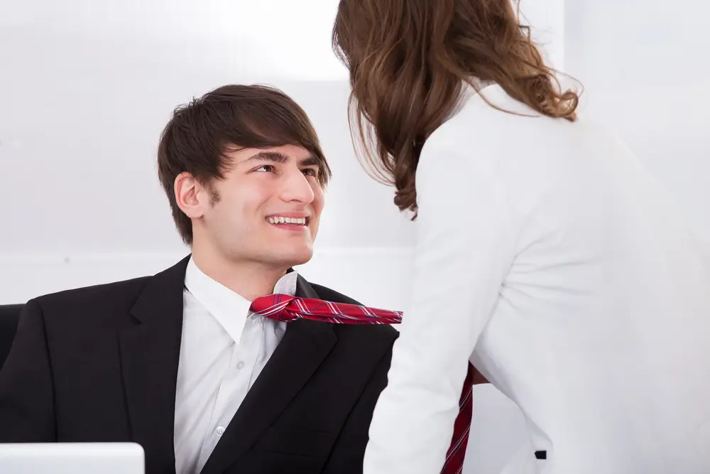 Žena drží muže za kravatu.