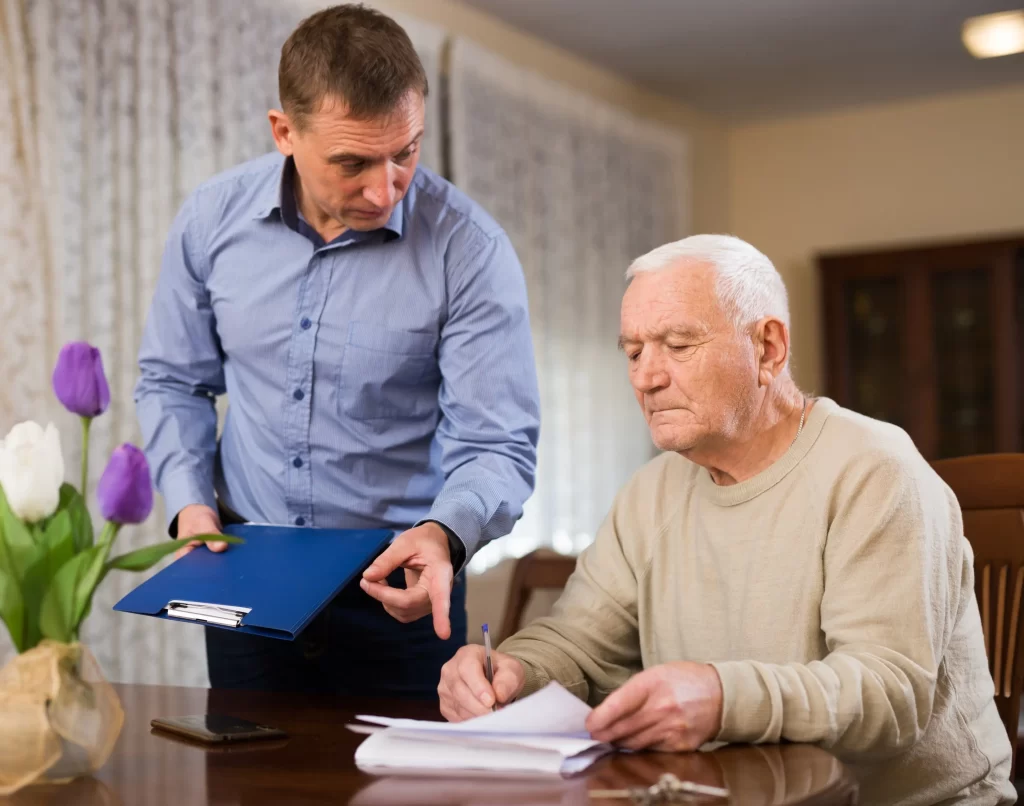 Starší muž, který řeší dokumenty s mladším.