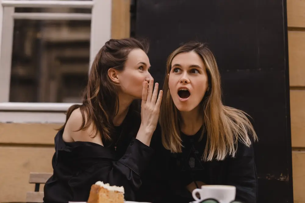 Ženy si před&aacute;vaj&iacute; tajemstv&iacute;.