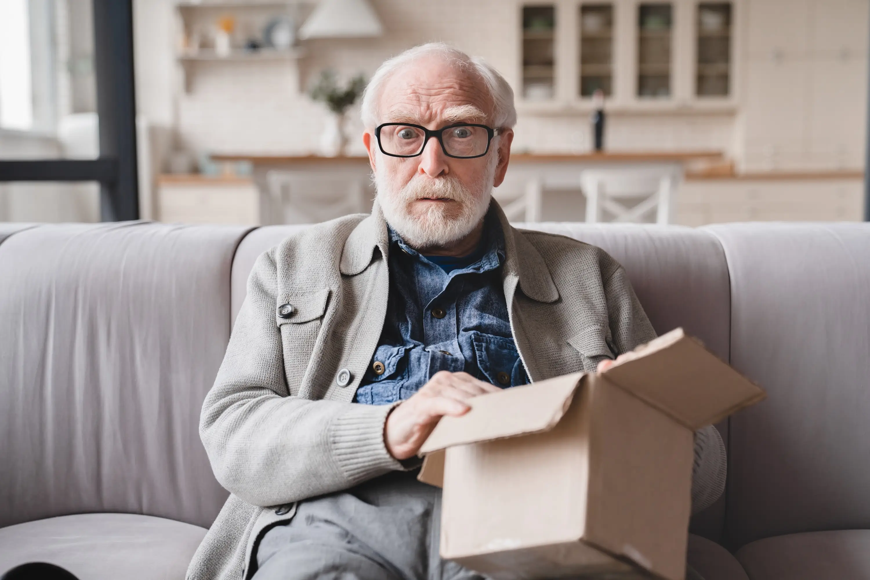 Důchodce hledal ztracené klíče, místo toho objevil poklad za miliony