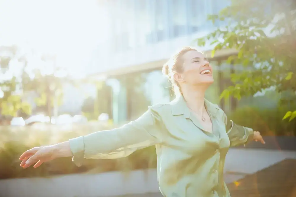 Žena se vystavuje slunci.