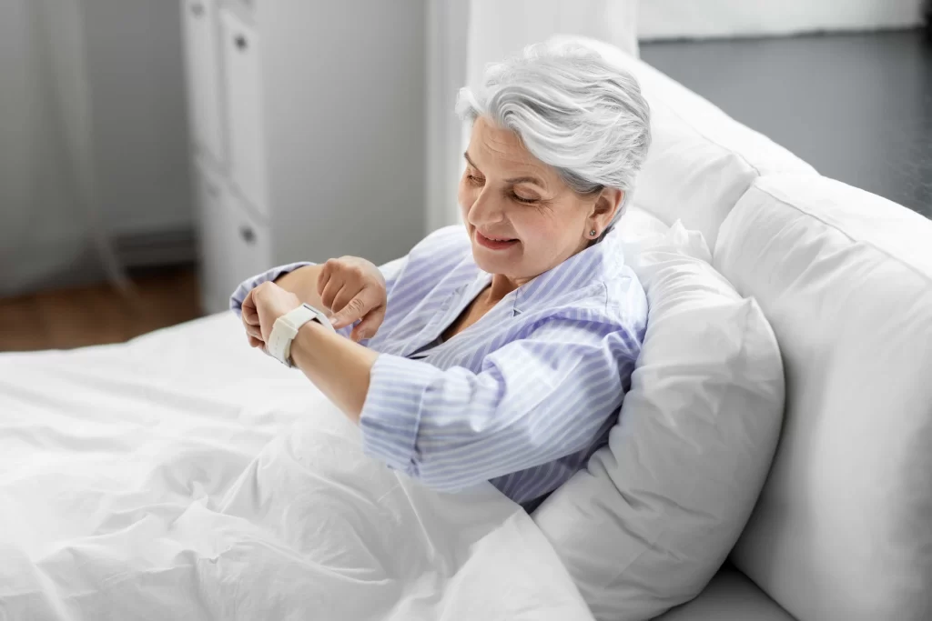 seniorka obsluhuje chytré hodinky