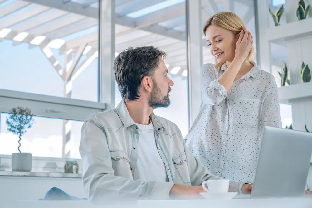 Žena flirtuje s kolegou.