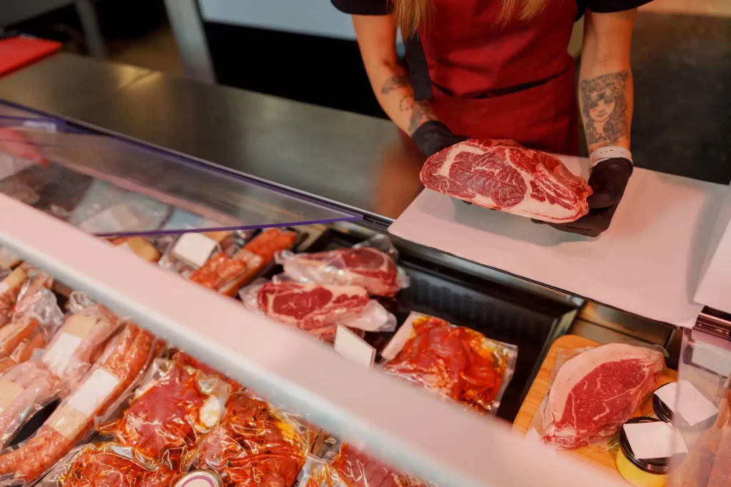 Řezník krájí maso