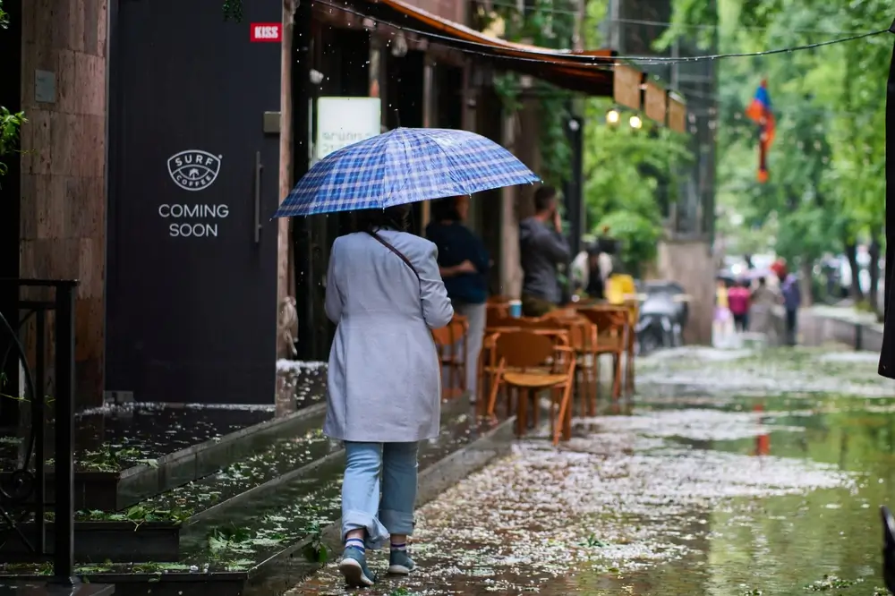 Žena s deštníkem ve městě. 