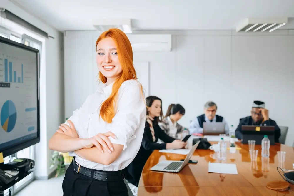 Sebevědom&aacute; žena v pr&aacute;ci. 