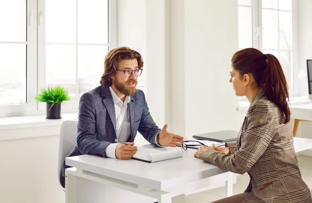 Muž a žena na pracovním pohovoru