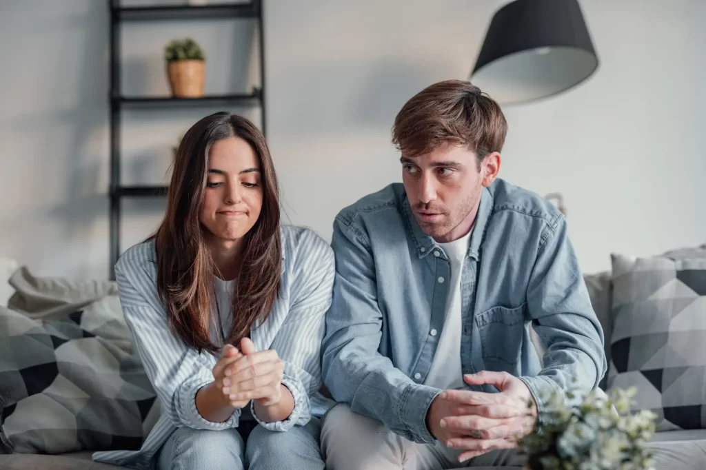 Muž a žena sed&iacute; vedle sebe