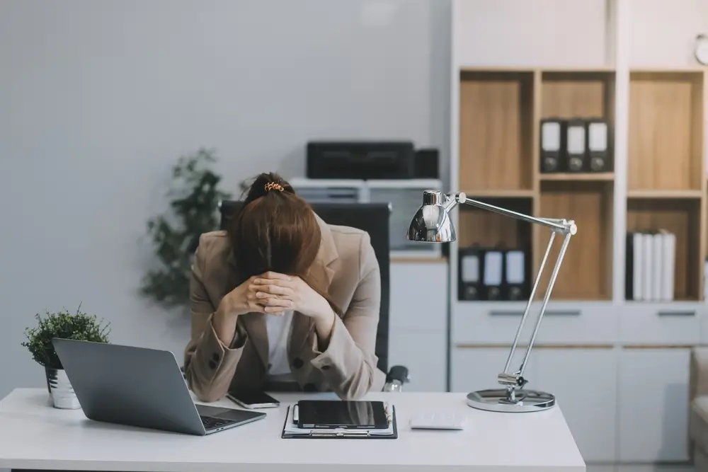 Zoufalá žena v práci. 