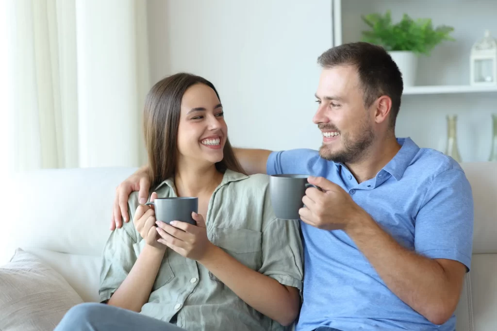 Muž a žena na pohovce