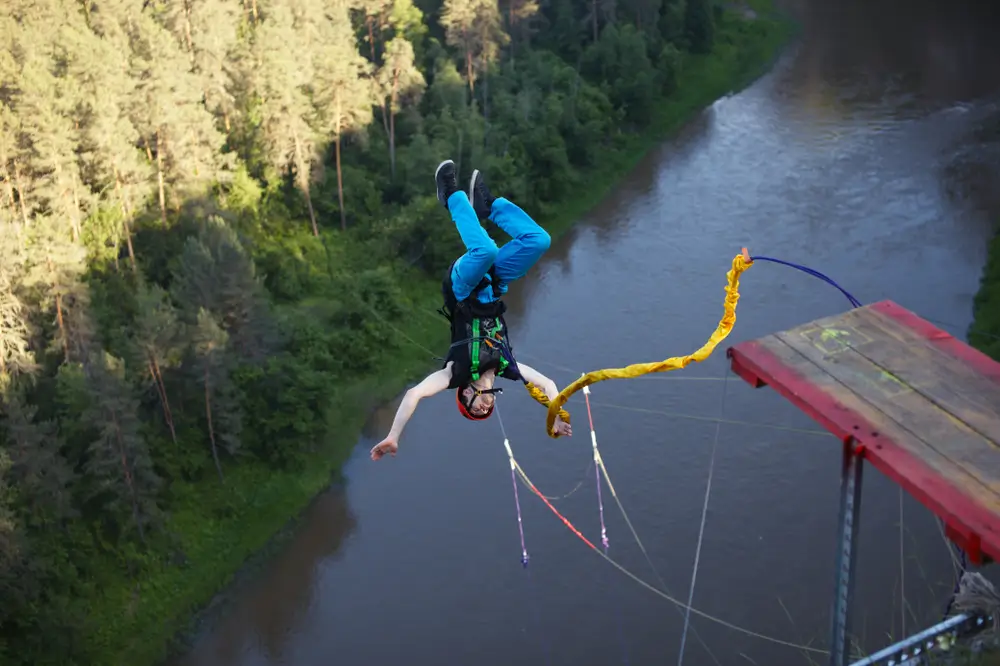 Žena při bungee jumpingu.