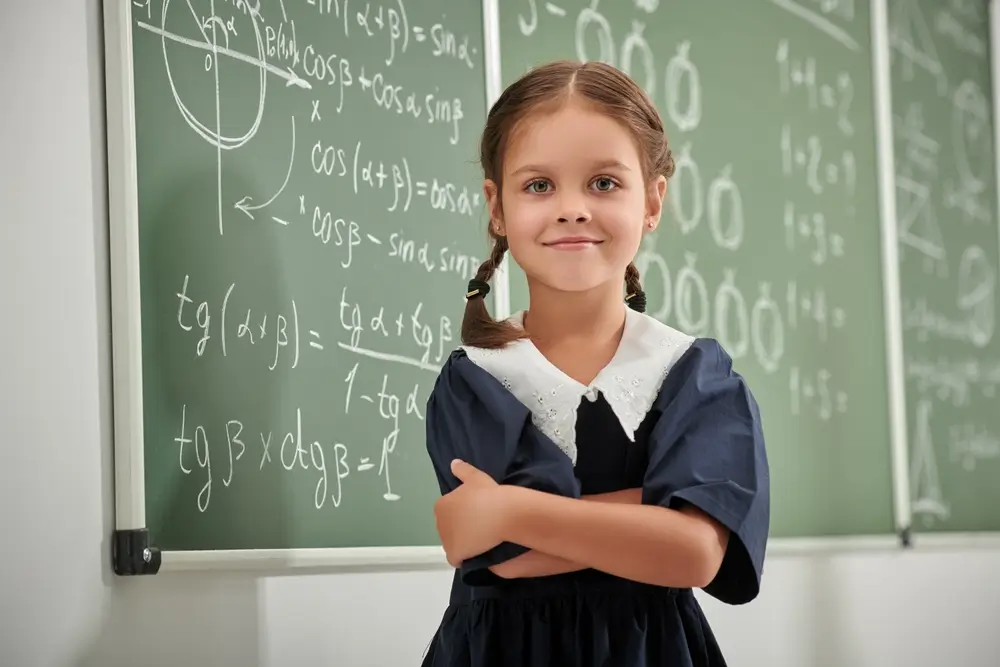 Usmívající se dívka ve škole. 