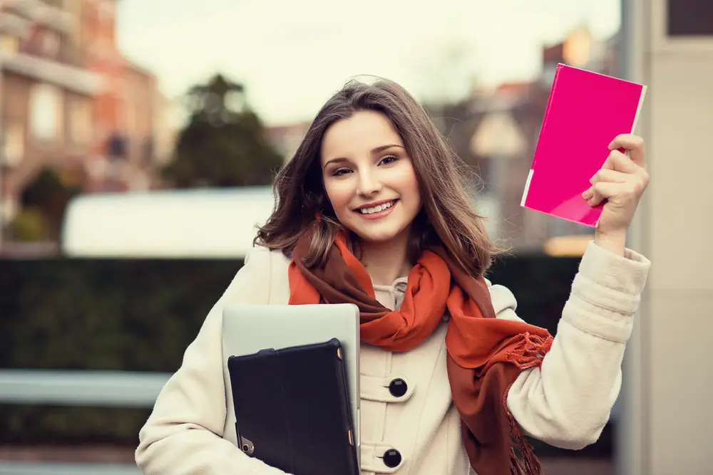 D&iacute;vka ve &scaron;koln&iacute;m věku drž&iacute; se&scaron;ity. 