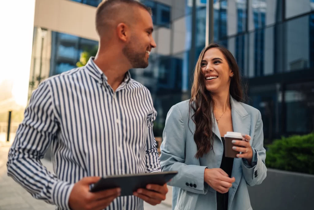 dva lidé si povídají